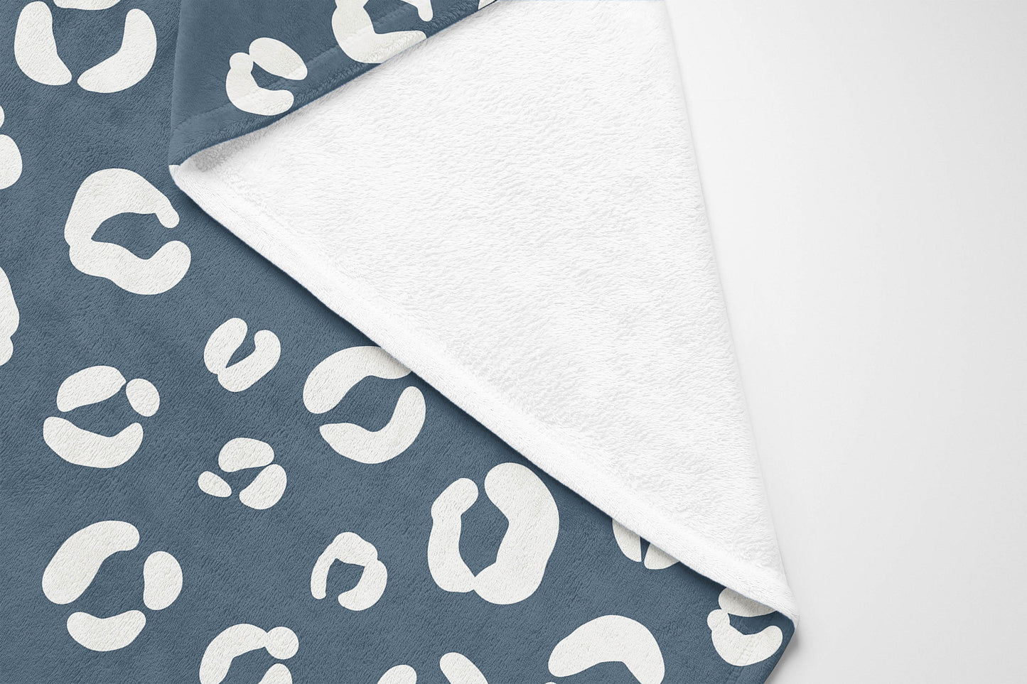 Leopard Play Velveteen Fleece Blanket