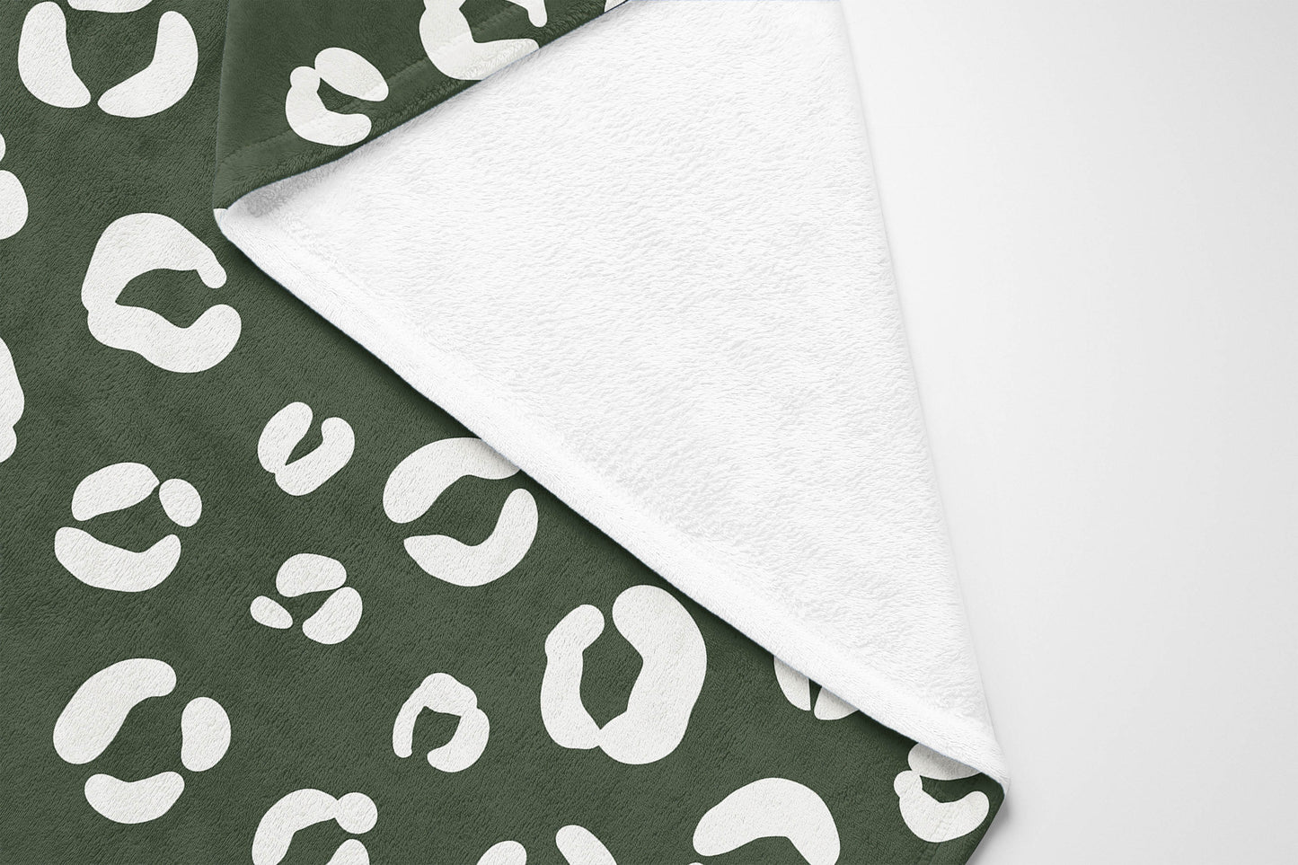 Leopard Play Velveteen Fleece Blanket