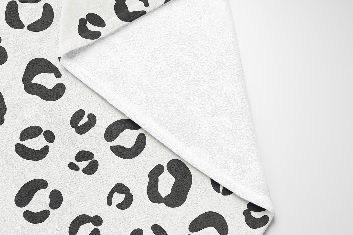 Leopard Play Velveteen Fleece Blanket