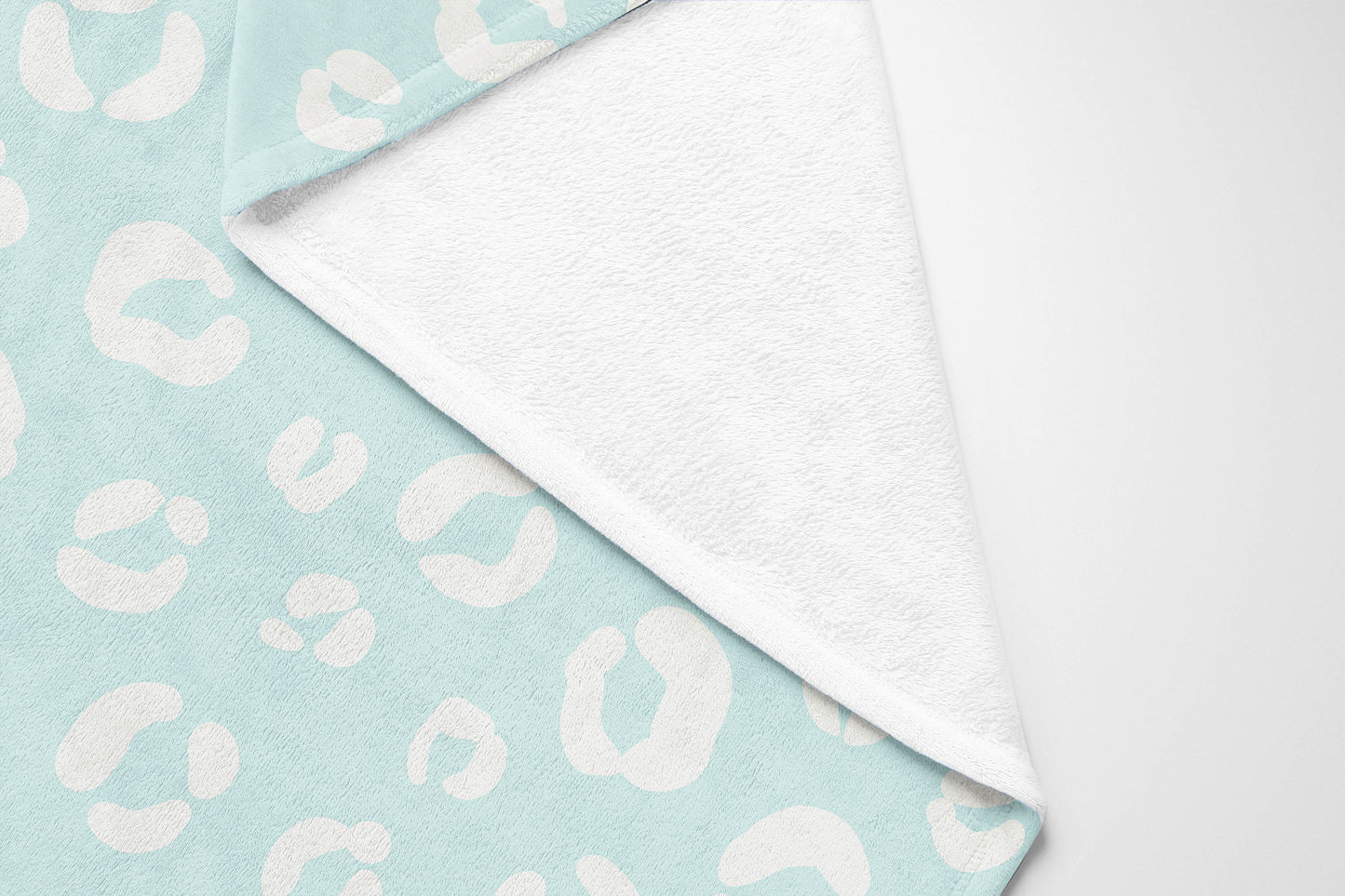Leopard Play Velveteen Fleece Blanket